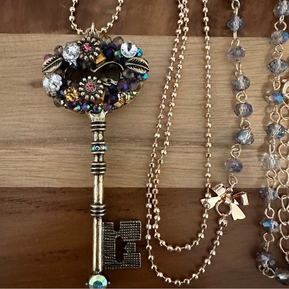 Betsey Johnson Woven Bronze Crystal AB Embellished Leaf Flower HUGE Key Necklace - Picture 2 of 4